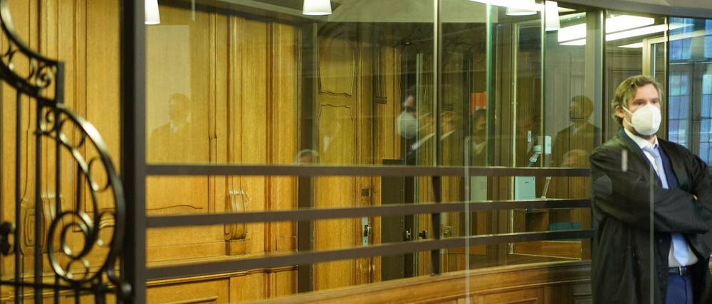 Verteidiger Malte Greisner vor der Anklagebank im Saal 500 des Berliner Landgerichts.