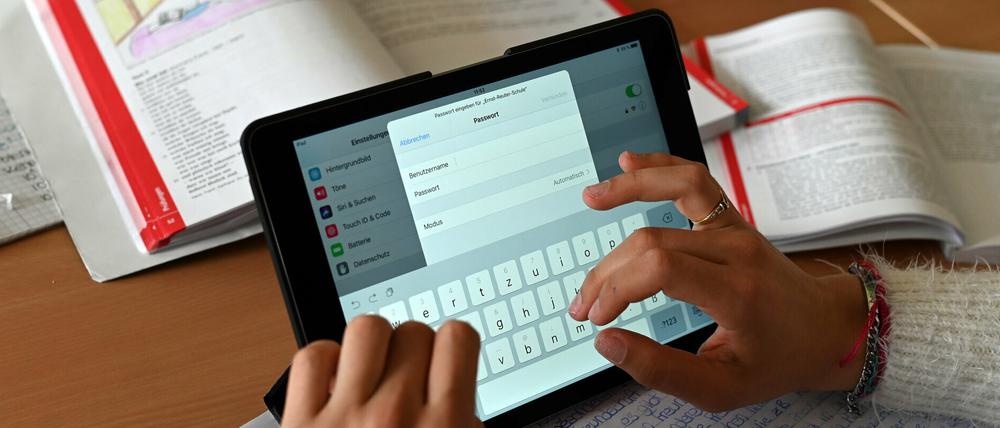 Das Land stellt den Schulen 23 Millionen für digitale Endgeräte zur Verfügung (Symbolbild).