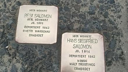 Seit 2014 erinnern zwei Stolpersteine in der Klaistower Straße an Resi Salomon und ihren Sohn Hans Siegried.