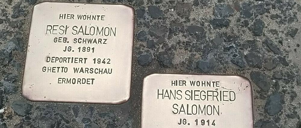 Seit 2014 erinnern zwei Stolpersteine in der Klaistower Straße an Resi Salomon und ihren Sohn Hans Siegried.