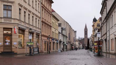 Blick in die Brandenburger Straße in Potsdam: Pandemiebedingt sind in Brandenburgs Innenstädten derzeit viele Geschäfte geschlossen.