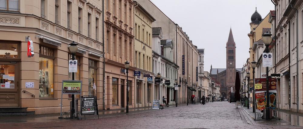 Blick in die Brandenburger Straße in Potsdam: Pandemiebedingt sind in Brandenburgs Innenstädten derzeit viele Geschäfte geschlossen.
