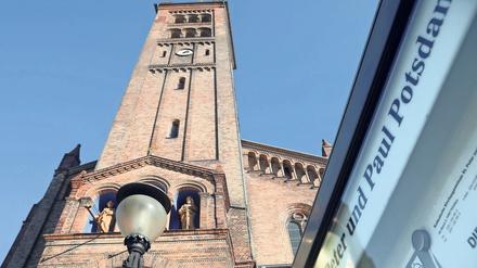 Der Gedenkort für die Potsdamer Corona-Toten zieht zur Kirche St. Peter und Paul.