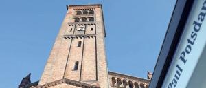 Der Gedenkort für die Potsdamer Corona-Toten zieht zur Kirche St. Peter und Paul.