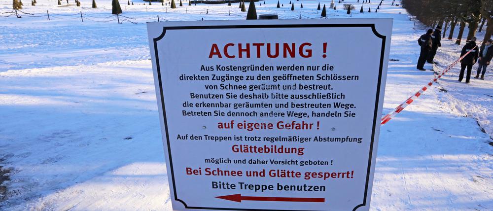 Stiftung Preußische Schlösser und Gärten sperrt aus Sicherheitsgründen einzelne Wege und Zugänge und versucht das Rodeln im Park zu unterbinden.