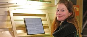 Kirchenmusikerin Eva-Christiane Schäfer an der Orgel der Kirche in Eiche.