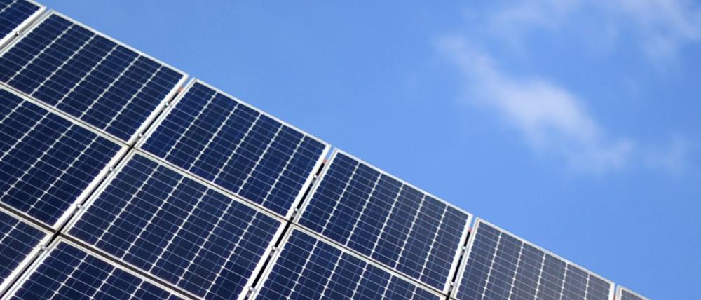 Eine großer Solarpark soll sauberen Strom erzeugen (Symbolbild).