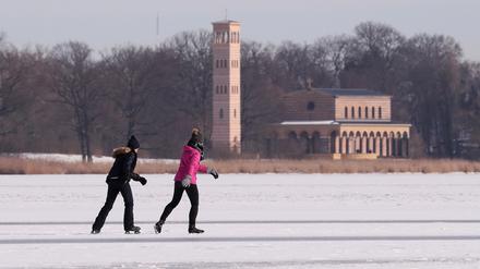 Eislaufen auf dem Jungfernsee - im Hintergrund die Heilandskirche in Sacrow.