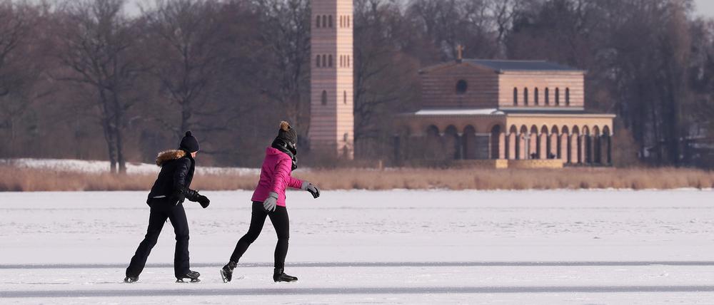 Eislaufen auf dem Jungfernsee - im Hintergrund die Heilandskirche in Sacrow.
