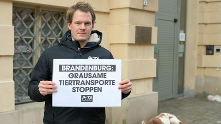 Jens Vogt von der Tierrechtsorganisation Peta vor dem Brandenburger Landwirtschaftsministerium.