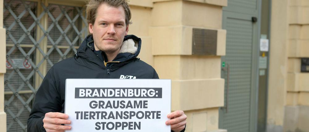 Jens Vogt von der Tierrechtsorganisation Peta vor dem Brandenburger Landwirtschaftsministerium.