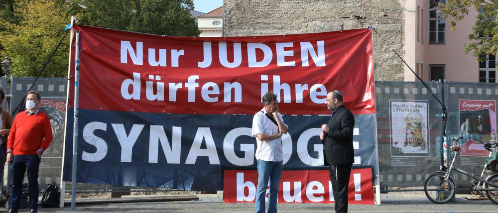 Plakat am zukünftigen Baustandort der jüdischen Synagoge Potsdam im Oktober.