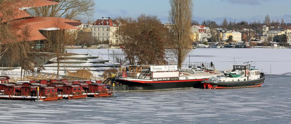 Am 12. Februar 2021 schien das Boot neben dem "Sturmvogel", das Theaterschiff, das vor dem Hans-Otto-Theater in der Schiffbauergasse vertäut ist, noch in Ordnung.
