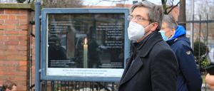 Der Gedenkort vor der Kirche St. Peter und Paul wurde im Beisein von Oberbürgermeister Mike Schubert eingeweiht.