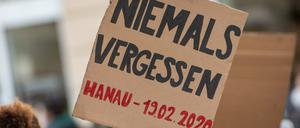 Wie hier in Berlin fanden deutschlandweit Kundgebungen an die Opfer des rechtsextremistischen Anschlags in Hanau statt.