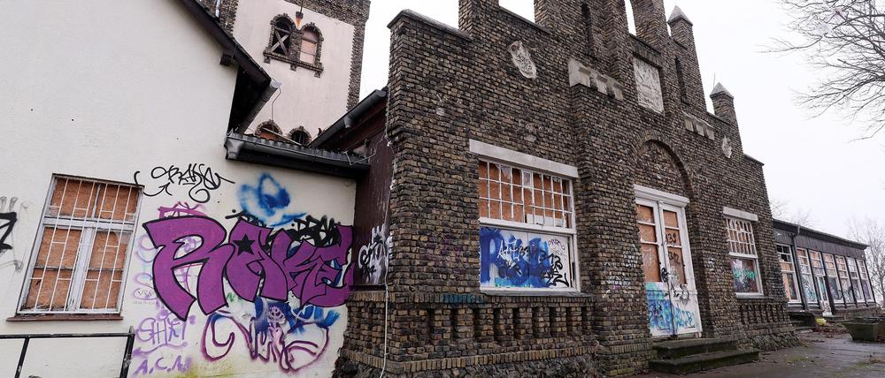 Verfallen, beschmiert, heruntergekommen: Die Friedrichshöhe in Werder (Havel) im Jahr 2021.