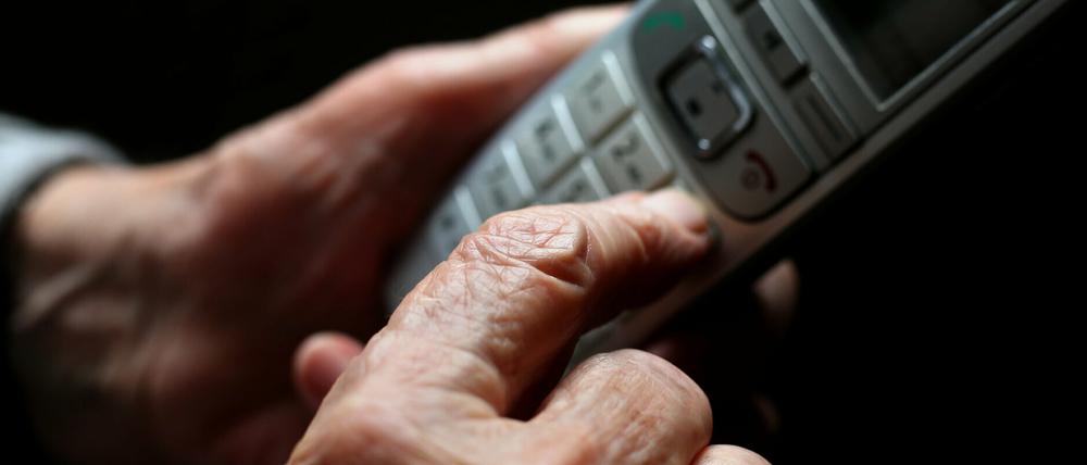 Betrüger versuchen immer wieder, Rentner um ihr Geld zu bringen.