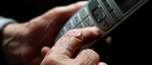 Betrüger versuchen immer wieder, Rentner um ihr Geld zu bringen. 