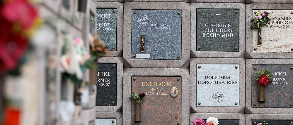In einem Kolumbarium - hier in Monheim in Nordrhein-Westfalen - werden Urnen in Fächern bestattet. Eine solche Anlage ist in Potsdam-Eiche geplant.