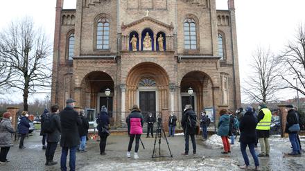 Vor der Kirche St. Peter und Paul wurde den Verstorbenen gedacht.