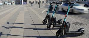 E-Scooter zur Leihe stehen auch in Potsdam auf Straßen und Wegen - und nicht immer so ordentlich wie hier vor dem Landtag. 