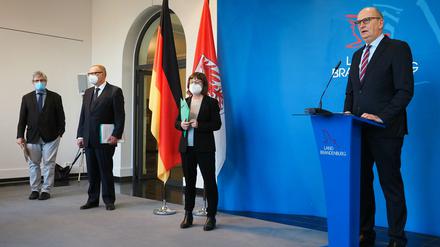 Dietmar Woidke (SPD, r), Ministerpräsident von Brandenburg, spricht während einer Pressekonferenz zu den Perspektiven zur Bewältigung der Corona-Pandemie für Brandenburg. Neben ihm (von links) stehen Axel Vogel (Bündnis 90/Die Grünen), Brandenburgs Umweltminister , Michael Stübgen (CDU), Brandenburgs Innenminister und Ursula Nonnemacher (Bündnis 90/Die Grünen), Brandenburgs Gesundheitsministerin.