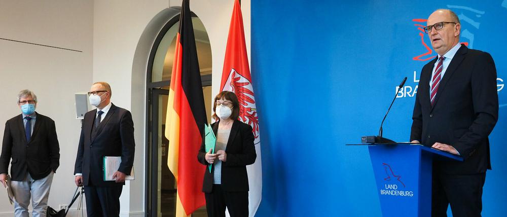 Dietmar Woidke (SPD, r), Ministerpräsident von Brandenburg, spricht während einer Pressekonferenz zu den Perspektiven zur Bewältigung der Corona-Pandemie für Brandenburg. Neben ihm (von links) stehen Axel Vogel (Bündnis 90/Die Grünen), Brandenburgs Umweltminister , Michael Stübgen (CDU), Brandenburgs Innenminister und Ursula Nonnemacher (Bündnis 90/Die Grünen), Brandenburgs Gesundheitsministerin.