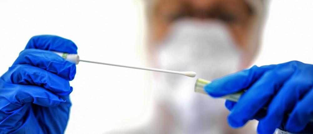 Derzeit sind 166 Menschen im Landkreis akut mit dem Coronavirus infiziert (Symbolbild).