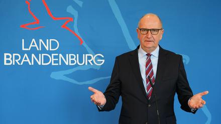 Dietmar Woidke (SPD), Ministerpräsident von Brandenburg, während der Pressekonferenz zu den "Perspektiven zur Bewältigung der Corona-Pandemie für Brandenburg" am 23. Februar 2021.