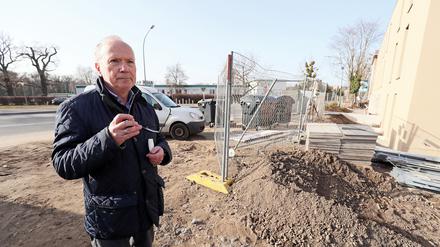 Entschlossen: Eigentümervertreter Manfred Angel will für die Wohnungsbesitzer in der Tschudistraße 6 gegen die geplante Tramtrasse nach Krampnitz klagen. Unter anderem sei kein Schallschutz vorgesehen, die Trasse verlaufe zu nah an dem Neubau entlang.
