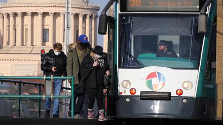 Im öffentlichen Nahverkehr muss in Brandenburg weiter Maske getragen werden.