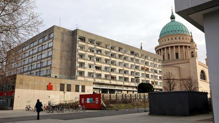 Der Staudenhof in der Potsdamer Innenstadt am Alten Markt - im Hintergrund die Nikolaikirche.