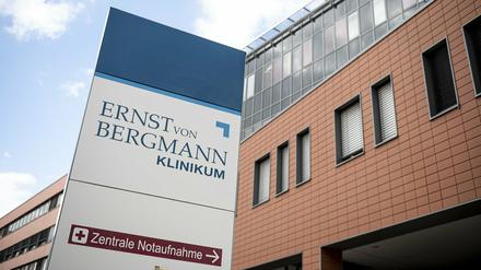Der Eingangsbereich des Ernst von Bergmann Klinikums. 