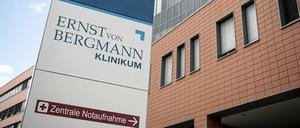 Der Eingangsbereich des Ernst von Bergmann Klinikums. 