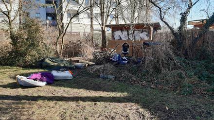 Nach dem Feuer an einem Obdachlosenlager unweit der Seerose in Potsdam.