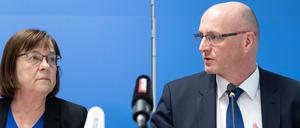 Gesundheitsministerin Ursula Nonnemacher (Grüne) und Oberhavel-Landrat Ludger Weskamp (SPD) bei der Pressekonferenz zum ersten Brandenburger Corona-Fall am 3. März 2020.