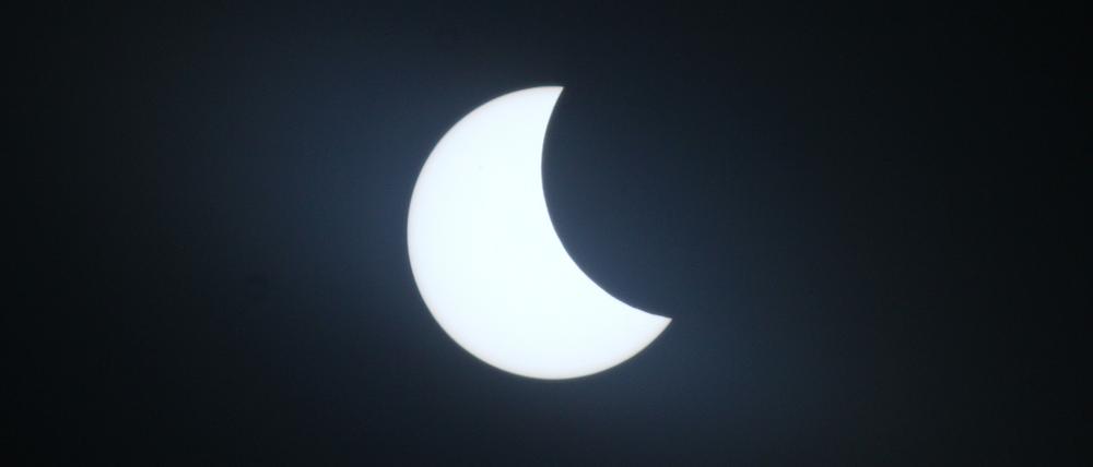Am 10. Juni gibt es eine Partielle Sonnenfinsternis. Dabei schiebt sich der Mond vor die Sonne.