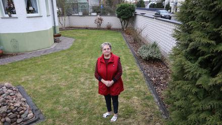 Erika Jahnke soll einen Teil ihres Vorgartens in Fahrland verkaufen - dort führt die geplante Tram nach Krampnitz entlang. 