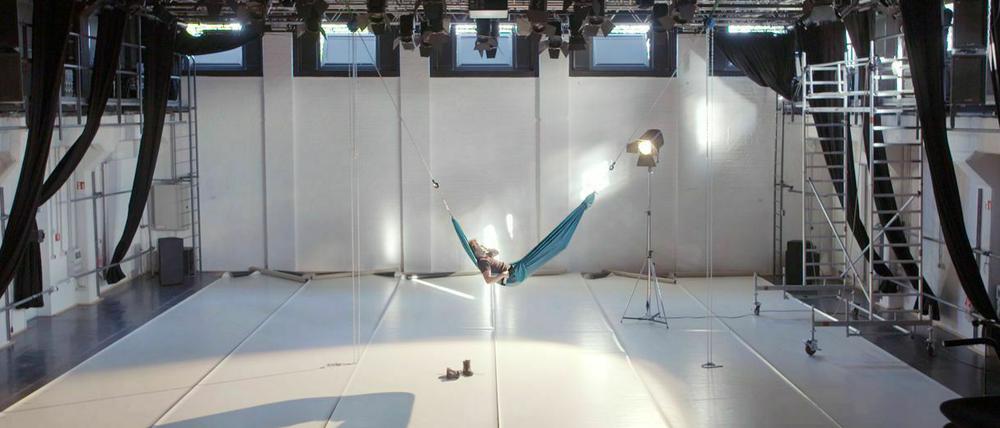 In dem Film "Kunstpause" zeigt das Potsdamer Duo Techniker in coronabedingt leeren Bühnen. Hier Jonas Ehrler in der fabrik