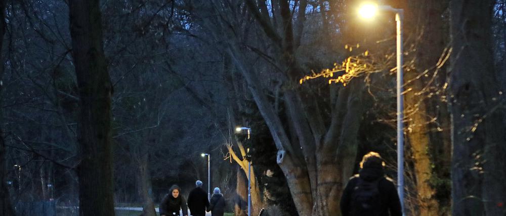 Der Rad- und Fußweg am Havelufer hat jetzt eine "intelligente Beleuchtung". 