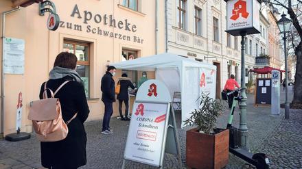 Großes Interesse: Am Freitag ließen sich mehr Potsdamer als an den anderen Wochentagen testen – wie in der Apotheke zum Schwarzen Bär in der Dortustraße.