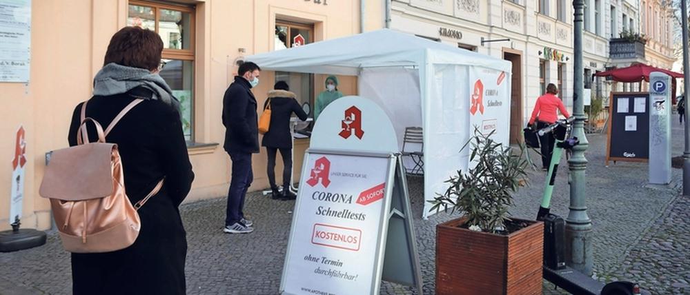Großes Interesse: Am Freitag ließen sich mehr Potsdamer als an den anderen Wochentagen testen – wie in der Apotheke zum Schwarzen Bär in der Dortustraße.