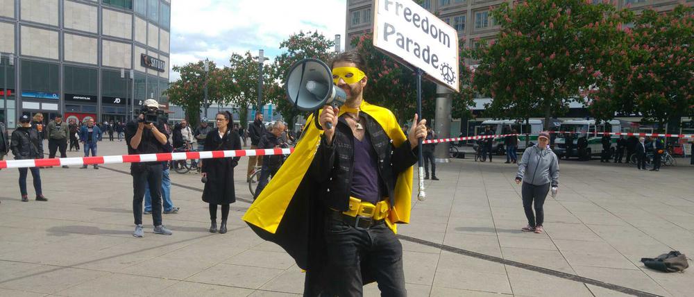 Als „Captain Future“ protestiert Michael B. gegen die Corona-Maßnahmen. Im März will seine Gruppe nach Potsdam kommen. (Archiv)