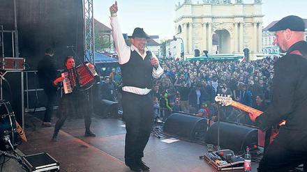 44 Leningrad in Aktion bei einem Auftritt auf dem Potsdamer Luisenplatz im Jahr 2016.