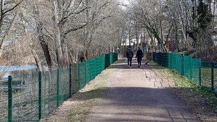 Eingezäunt. Der Uferweg am Griebnitzsee hat noch mehr Zäune erhalten.