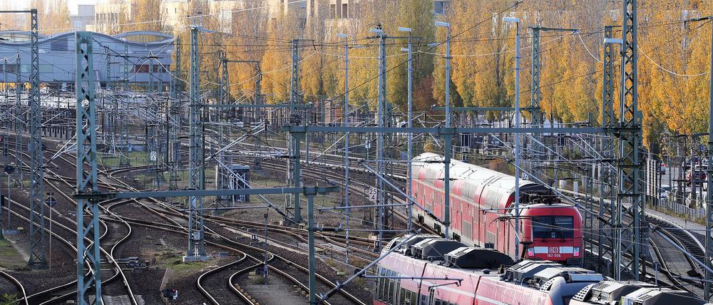 Trotz zahlreicher Bauarbeiten kündigt die Bahn weniger Behinderungen an. 