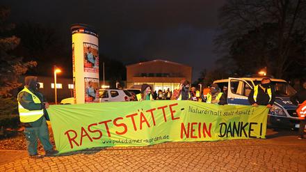 Protest gegen die Raststättenpläne vor dem Treffpunkt Freizeit im Dezember