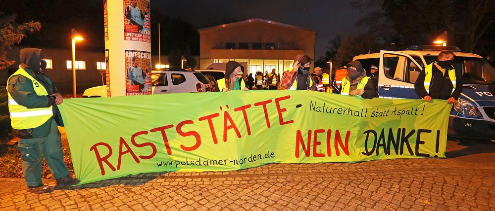 Protest gegen die Raststättenpläne vor dem Treffpunkt Freizeit im Dezember