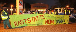 Protest gegen die Raststättenpläne vor dem Treffpunkt Freizeit im Dezember