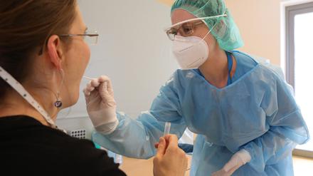 Corona-Infektionen werden mit Abstrichtests nachgewiesen, wie hier im Bergmann-Krankenhaus.